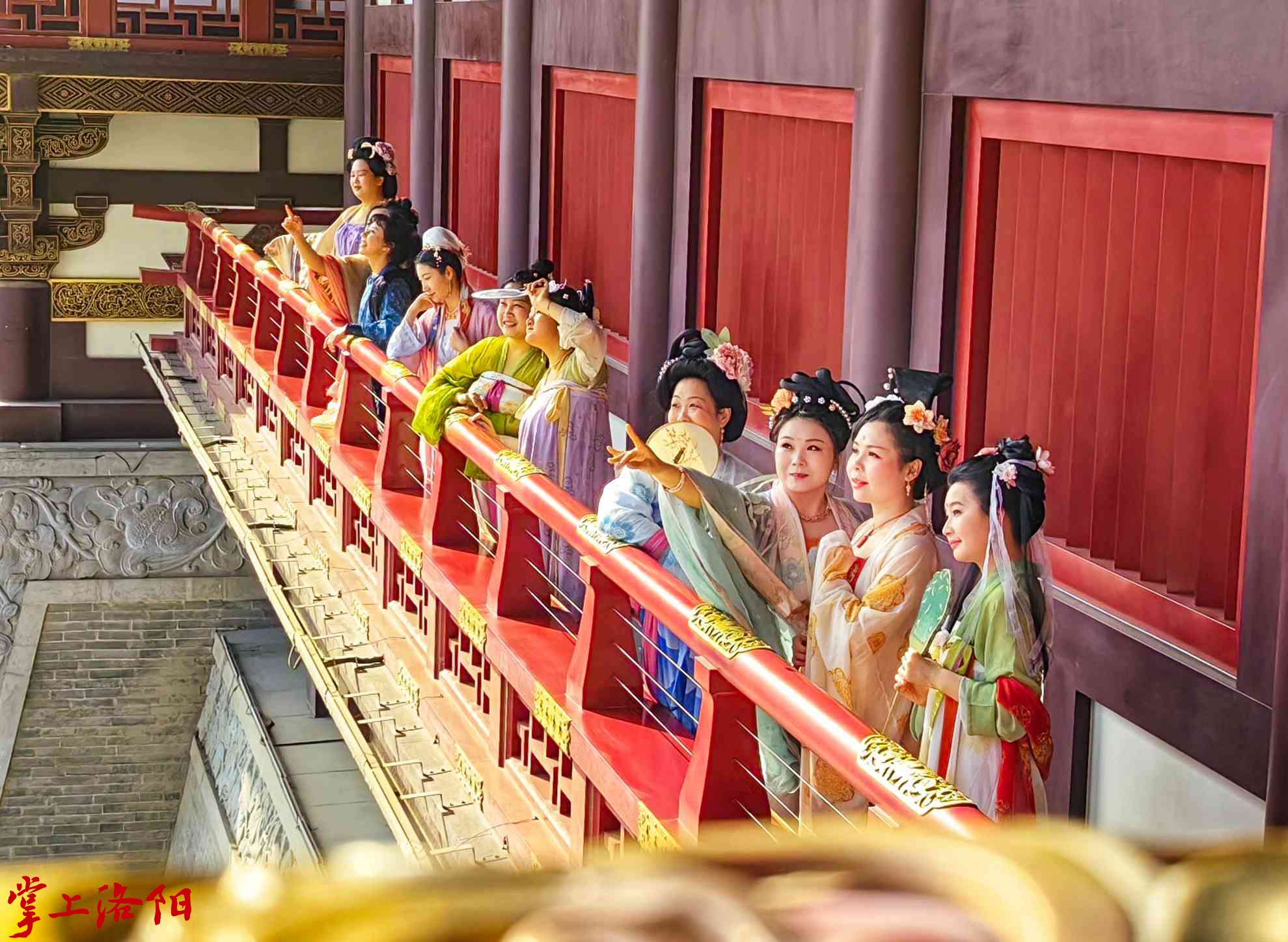 穿汉服游景区_副本.jpg