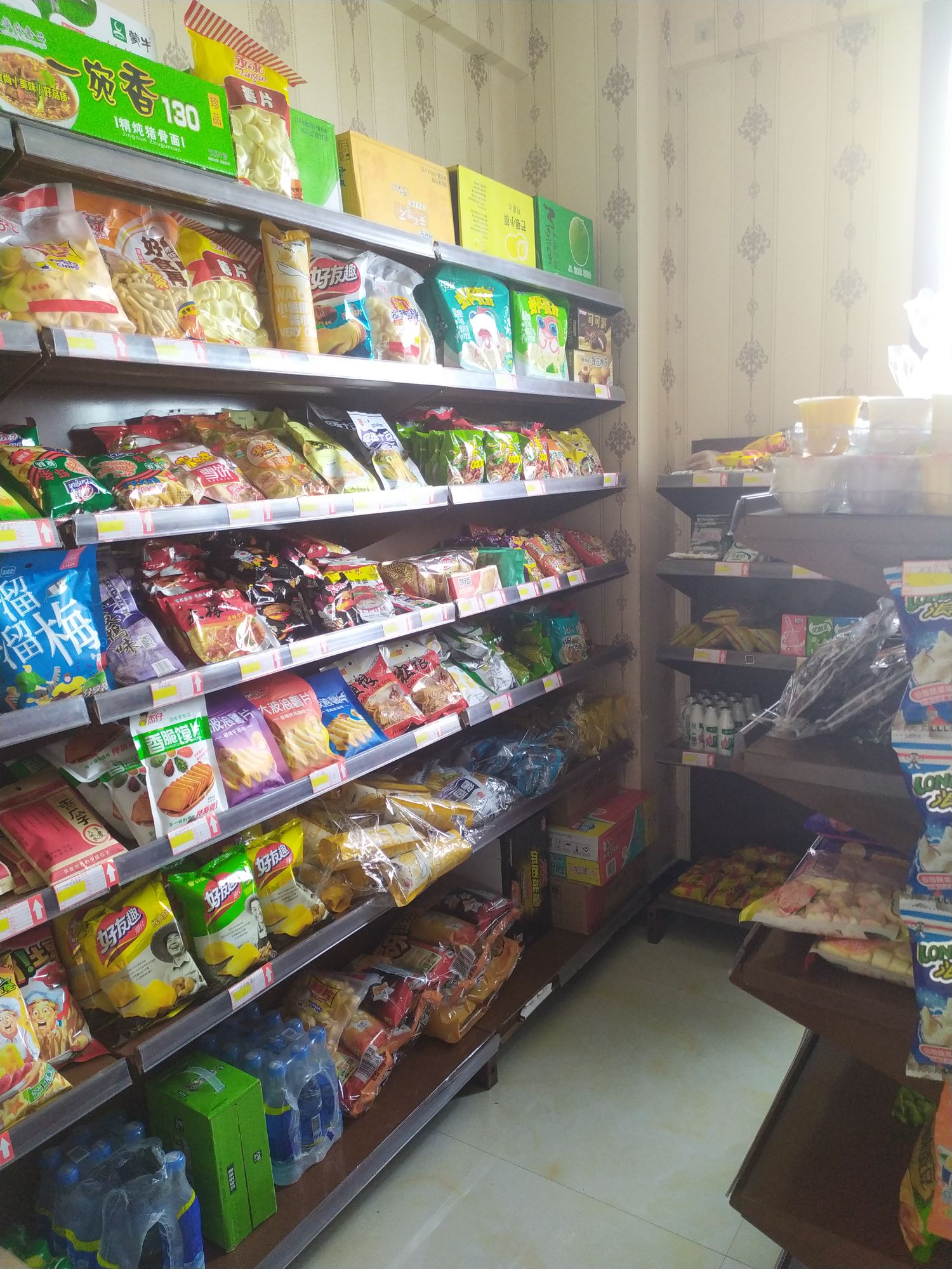 得到的回复是因为未形成食杂店,便利店,超市,商场,烟酒商店,娱乐服务