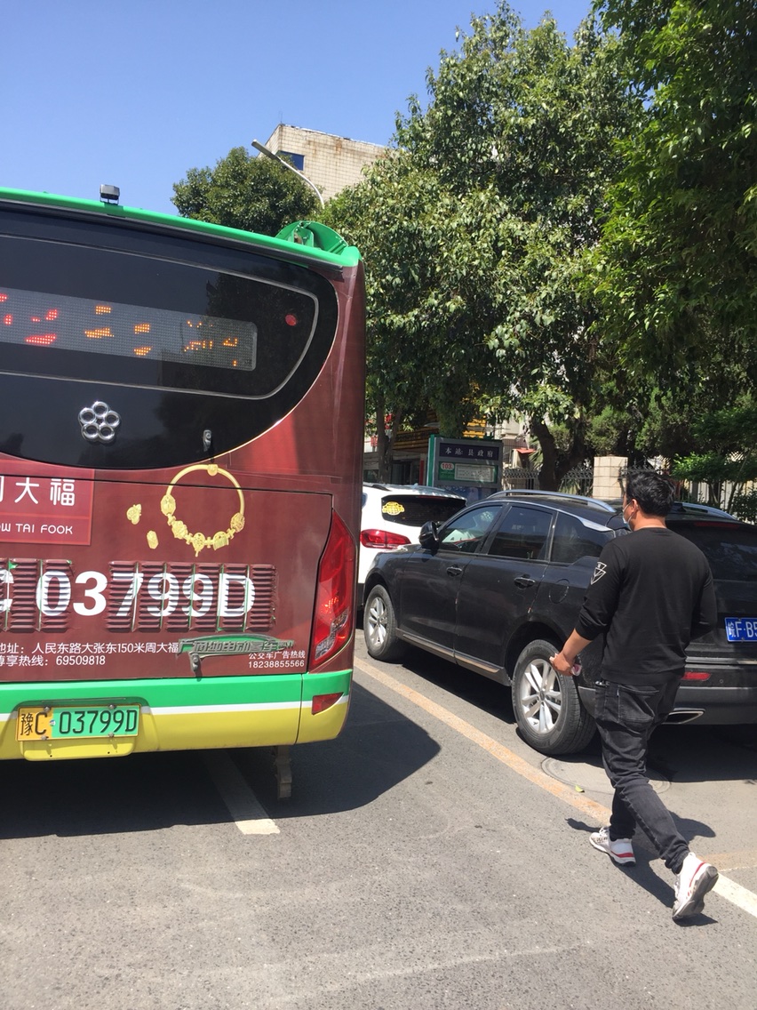 汽車違停公交站,公交到站無法靠邊