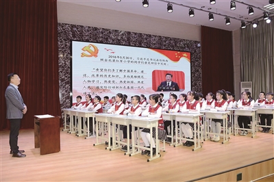 涧西区教体局副局长齐卫利执教思政课